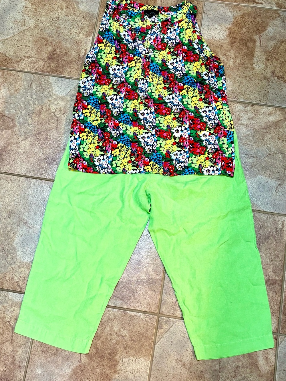 Ladies Multicolor Outfit-Floral Sleeveless Blouse w Bright Green Chicos Capris